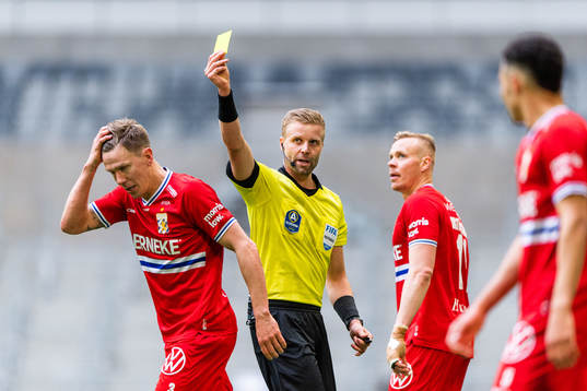 IFK Göteborgs Pontus Wernbloom varnas av domare Glenn