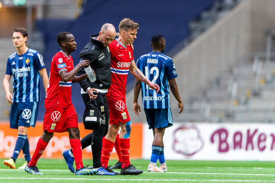 IFK Göteborgs Pontus Wernbloom hjälps av plan skadad