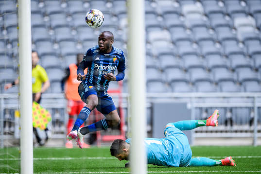 Djurgårdens Edward Chilufya och IFK Göteborgs målvakt