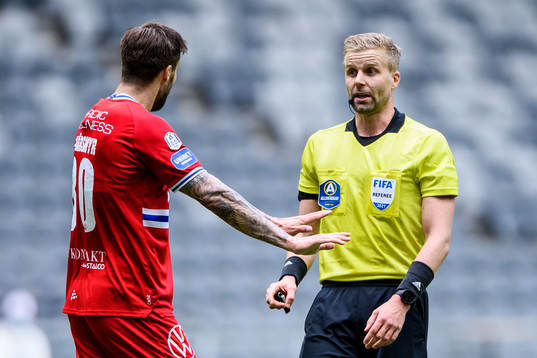 IFK Göteborgs Mattias Bjärsmyr och domare Glenn Nyberg