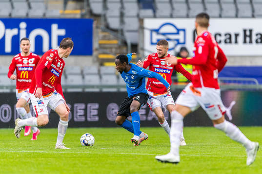 Halmstads Sadat Karim och Christos Gravius Degerfors i kamp
