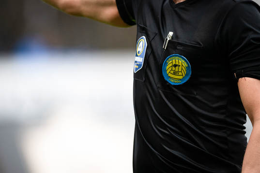 Elitdomareklubben logo på en domartröja