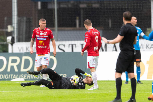 Degerfors Victor Edvardsen kolliderar med Halmstads