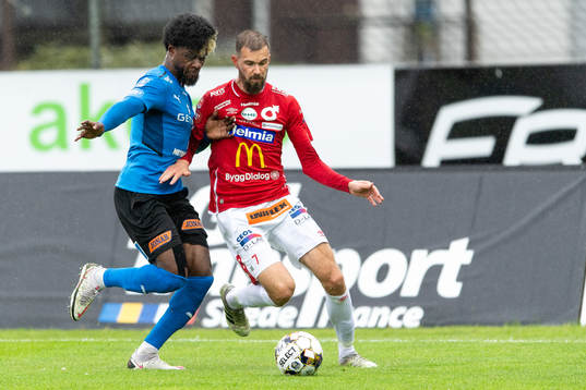 Halmstads Joseph Baffoe och Degerfors Sebastian Olsson