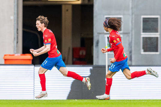Helsingborgs Max Svensson jublar med lagkamrater