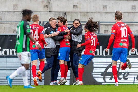 Helsingborgs Max Svensson jublar med lagkamrater