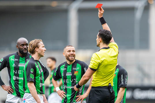 GAIS Malkolm Moenza får rött kort