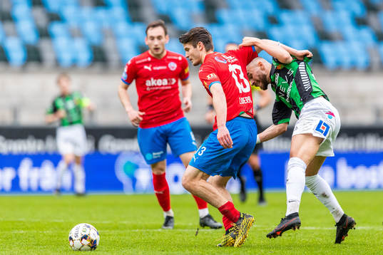 Helsingborgs Wilhelm Loeper och GAIS Malkolm Moenza i kamp