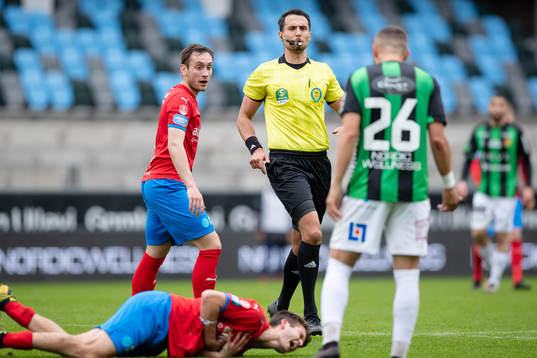 Domare Adi Aganovic blåser av en situation mellan