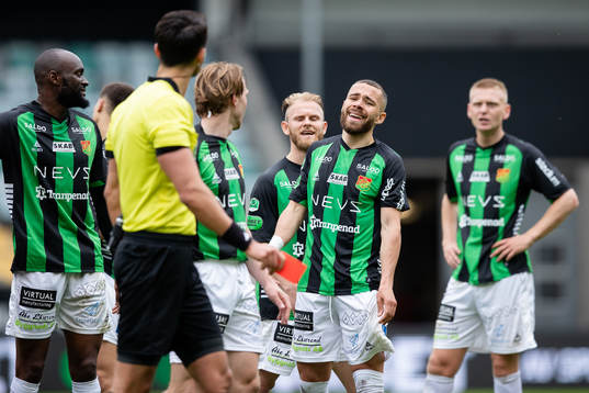 Domare Adi Aganovic tar upp det röda kortet till GAIS