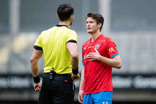 Domare Adi Aganovic ger Helsingborgs Wilhelm Loeper en