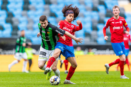 GAIS Adnan Maric och Helsingborgs Adam Kaied i kamp om