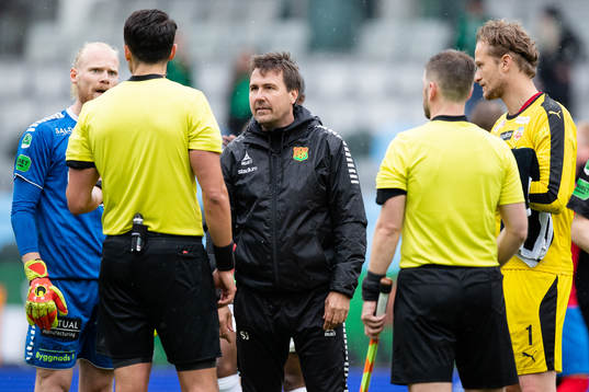 GAIS tränare Stefan Jacobsson pratar med domarna