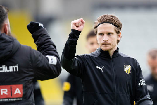 Häckens Erik Friberg på uppvärmningen innan
