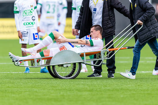 Varbergs Jon Birkfeldt rullas ut på bår skadad