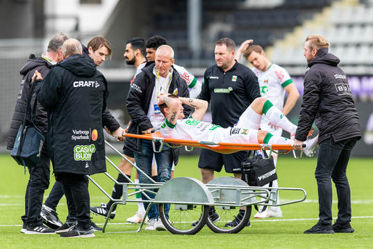 Varbergs Jon Birkfeldt rullas ut på bår skadad