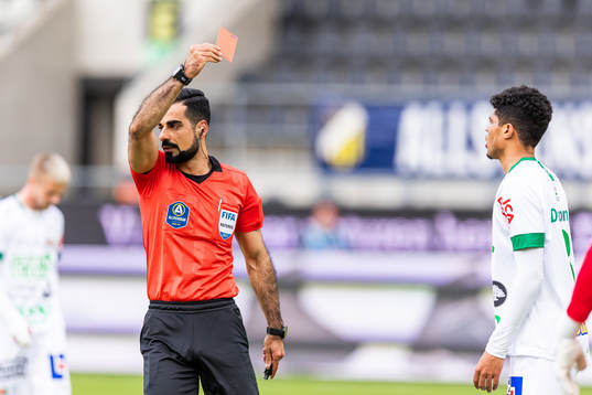 Domare Mohammed Al-Hakim ger rött kort till Varbergs Luke
