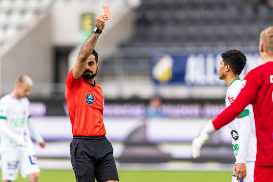 Domare Mohammed Al-Hakim ger rött kort till Varbergs Luke