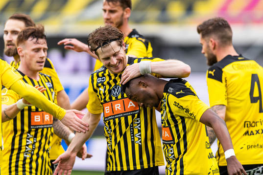 Häckens Erik Friberg jublar med Benie Adama Traore