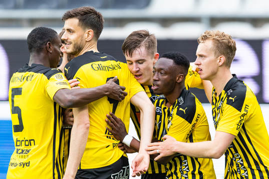 Häckens Benie Adama Traore jublar med lagkamrater