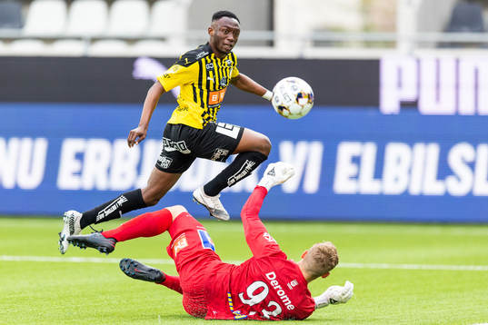 Häckens Benie Adama Traore gör 1-0 på Varbergs Philip
