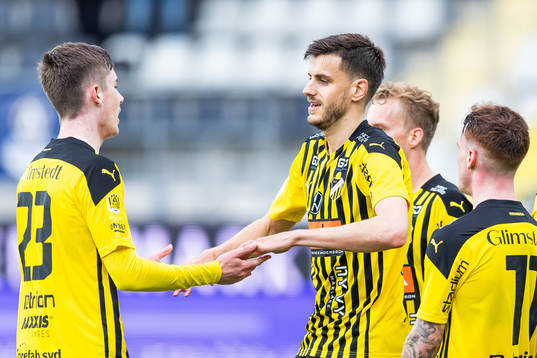 Häckens Patrik Wålemark jublar med målskytten till 2-0