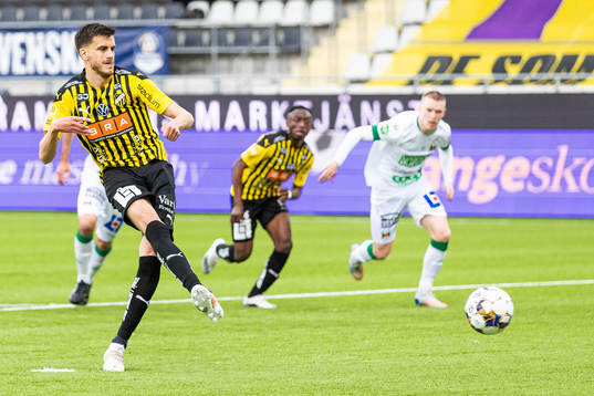 Häckens Alexander Jeremejeff  gör 2-0 på straff