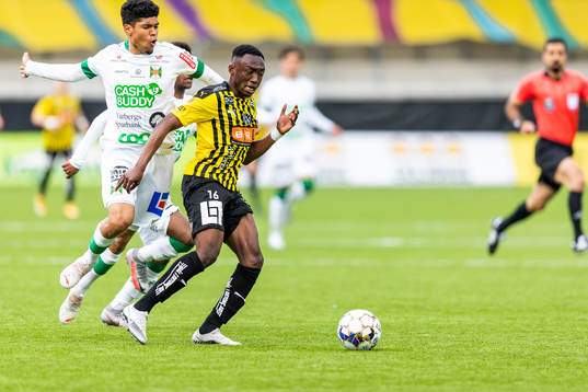 Varbergs Luke le Roux drar i Häckens Benie Adama Traore