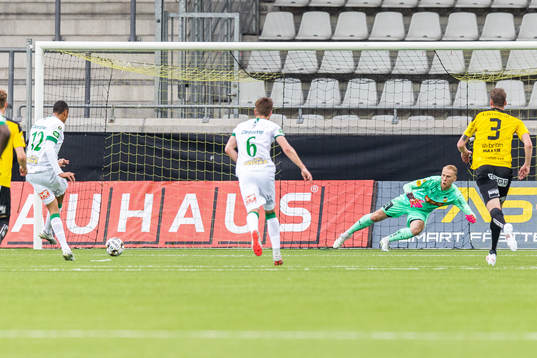 Varbergs Simon Karlsson Adjei redcuerar till 1-3 på straff