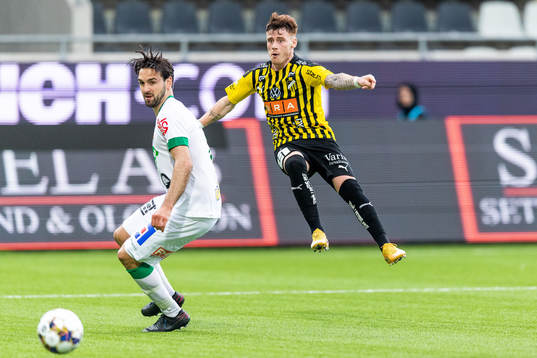 Häckens Tobias Heintz skjuter förbi Varbergs Oliver