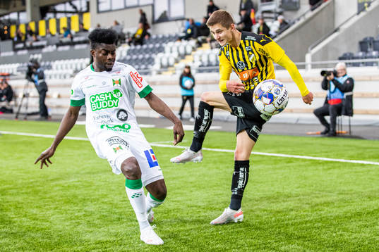 Varbergs Gideon Mensah och Häckens Leo Bengtsson