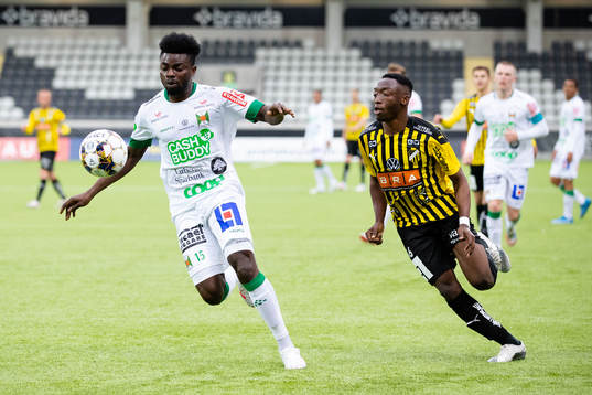 Varbergs Oliver Stanisic och Häckens Benie Adama Traore