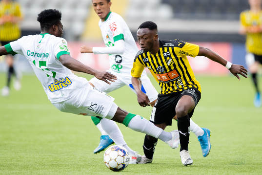 Varbergs Gideon Mensah tacklar Häckens Benie Adama Traore