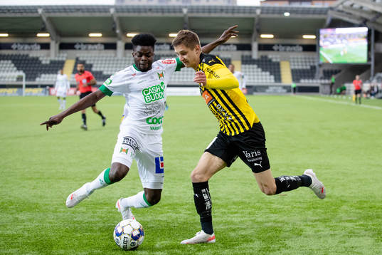Varbergs Gideon Mensah och Häckens Leo Bengtsson