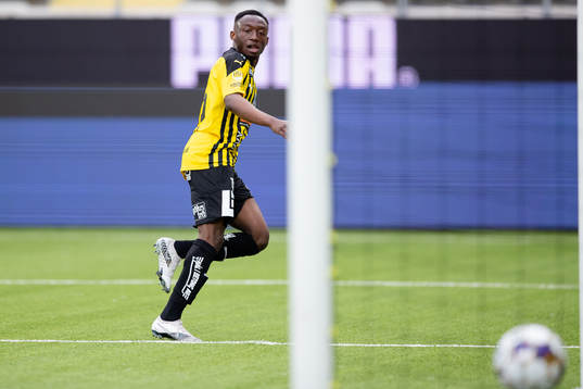 Häckens Benie Adama Traore ser bollen gå in i målet till