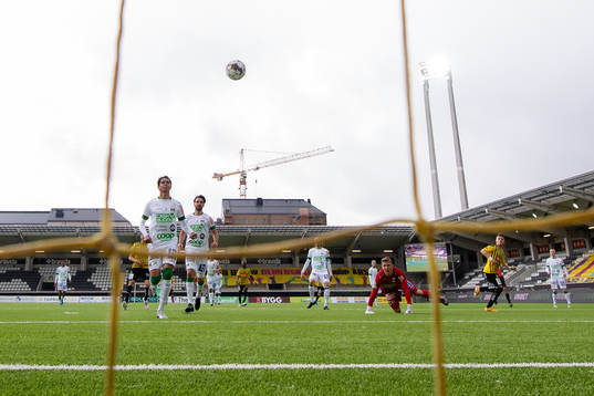 Häckens Tobias Heintz lyfter in 3-0 i mål bakom Varbergs
