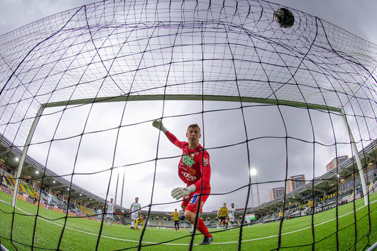 Varbergs målvakt Philip Mårtensson med en räddning