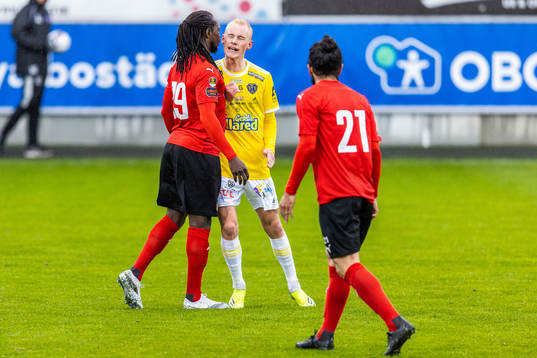 Vasalunds Kebba Ceesay och Falkenbergs Adam Bergmark Wiberg