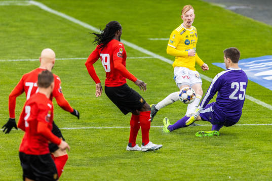 Falkenbergs Linus Borgström oroar framför Kebba Ceesay