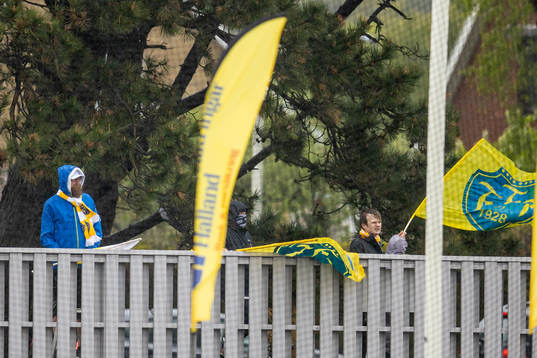 Några tappra Falkenbergs supportrar trotsar vädret