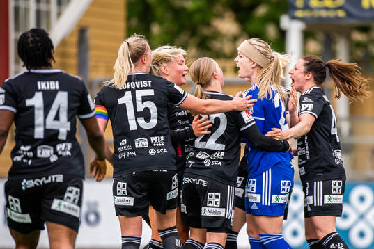 Piteås målvakt Guro Pettersen jublar med lagkamrater