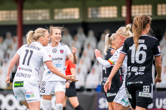 Rosengårds Mimmi Larsson och Emma Berglund jublar med