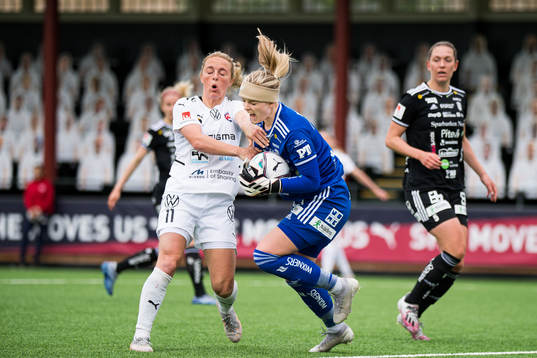 Rosengårds Mimmi Larsson och Piteås målvakt Guro