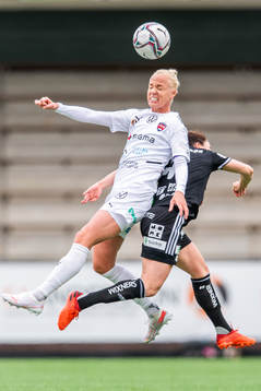 Rosengårds Caroline Seger och Piteås Josefin Johansson i