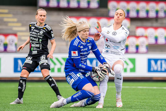 Piteås målvakt Guro Pettersen kolliderar med Rosengårds