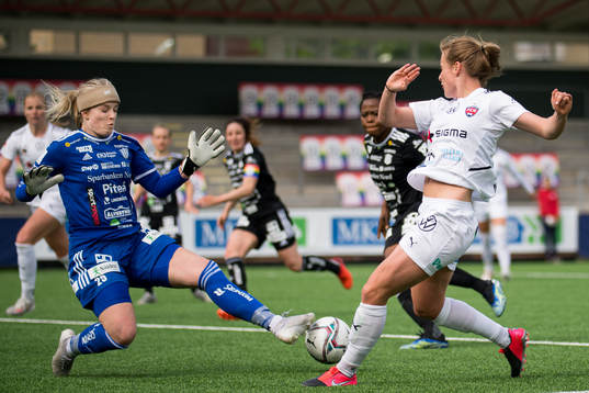 Piteås målvakt Guro Pettersen räddar målchans från