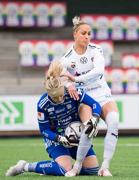 Piteås målvakt Guro Pettersen kolliderar med Rosengårds