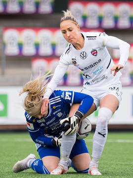 Piteås målvakt Guro Pettersen kolliderar med Rosengårds