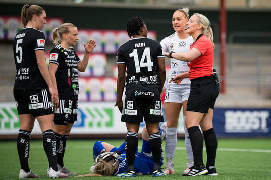 Domare Sandra Österberg lugnar ner Piteås Faith Ikidi