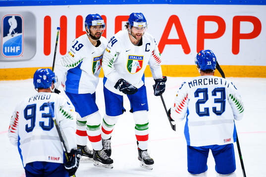 Daniel Frank of Italy celebrates the 4-1 goal